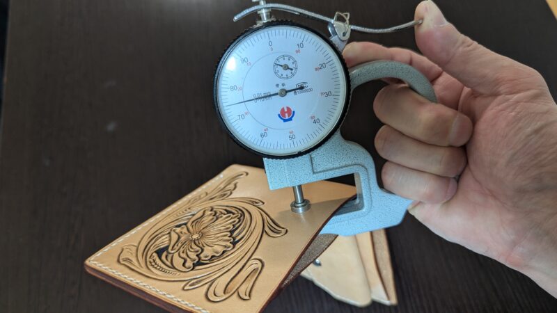 財布の表の革の厚み