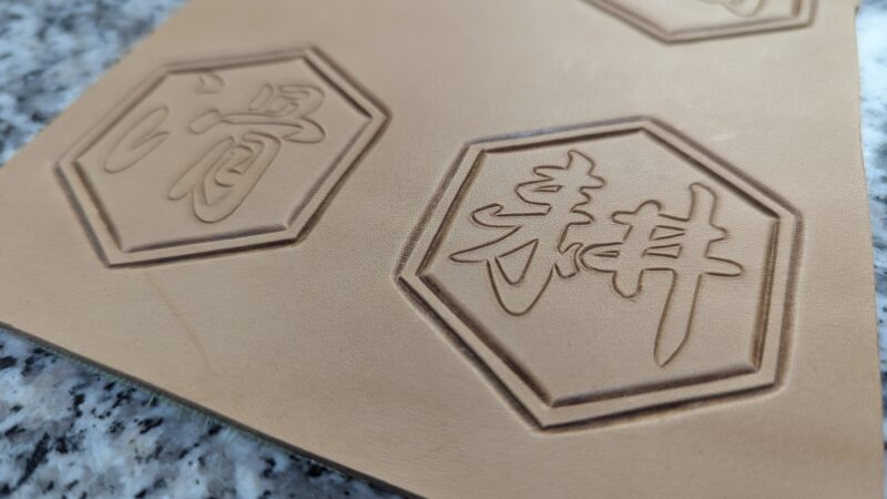 スーベルナイフでカットした後のボトルキープタグ