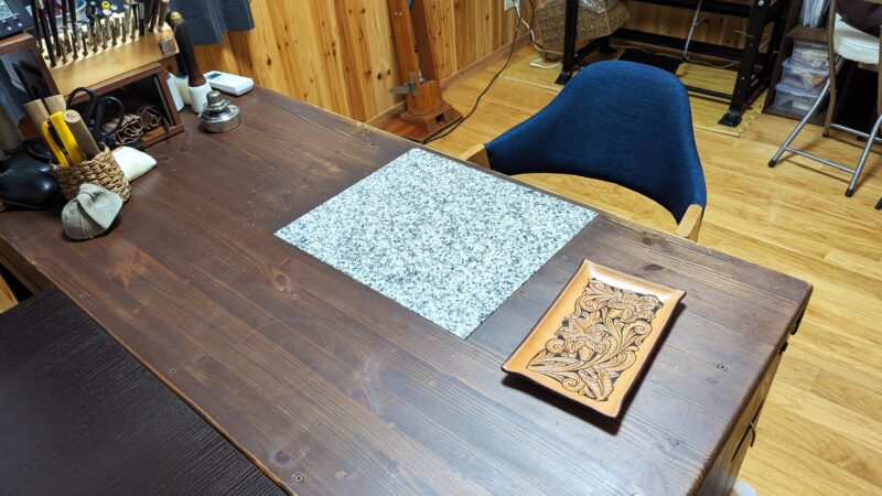 御影石が埋め込まれた作業台