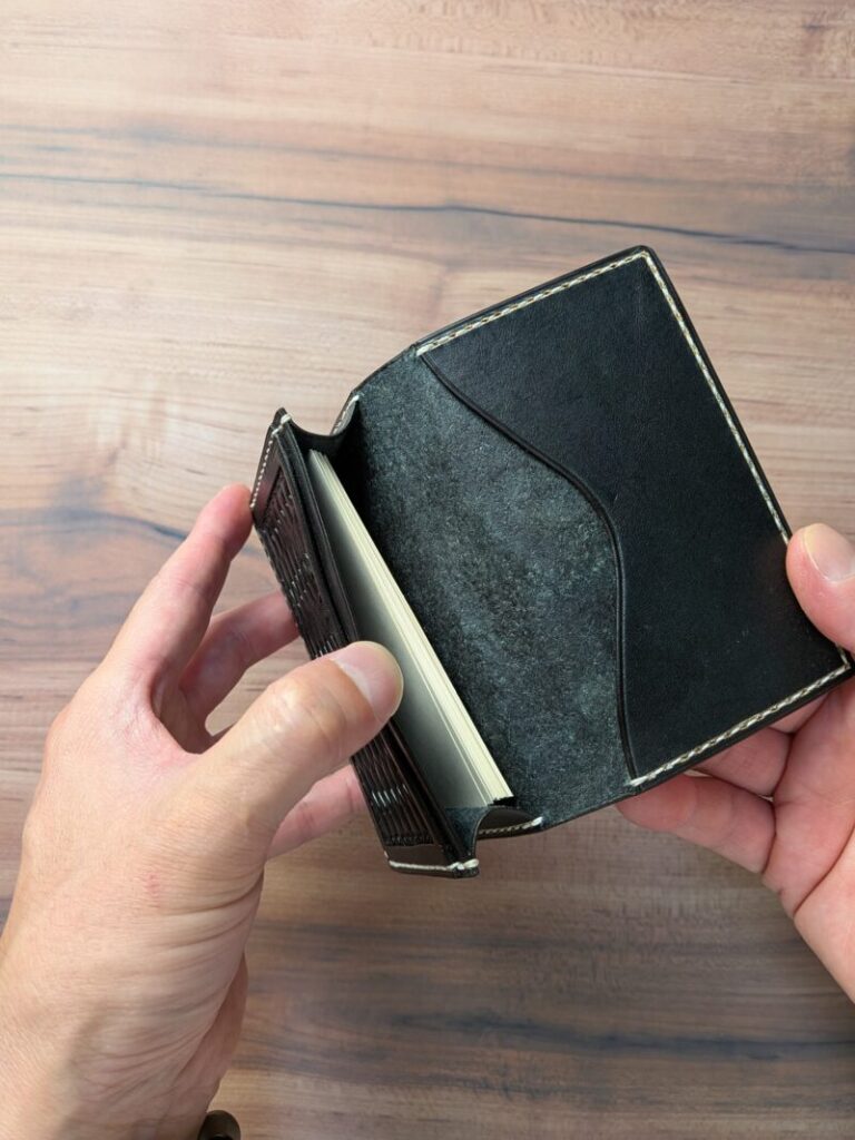 真っ黒に染めた名刺入れ